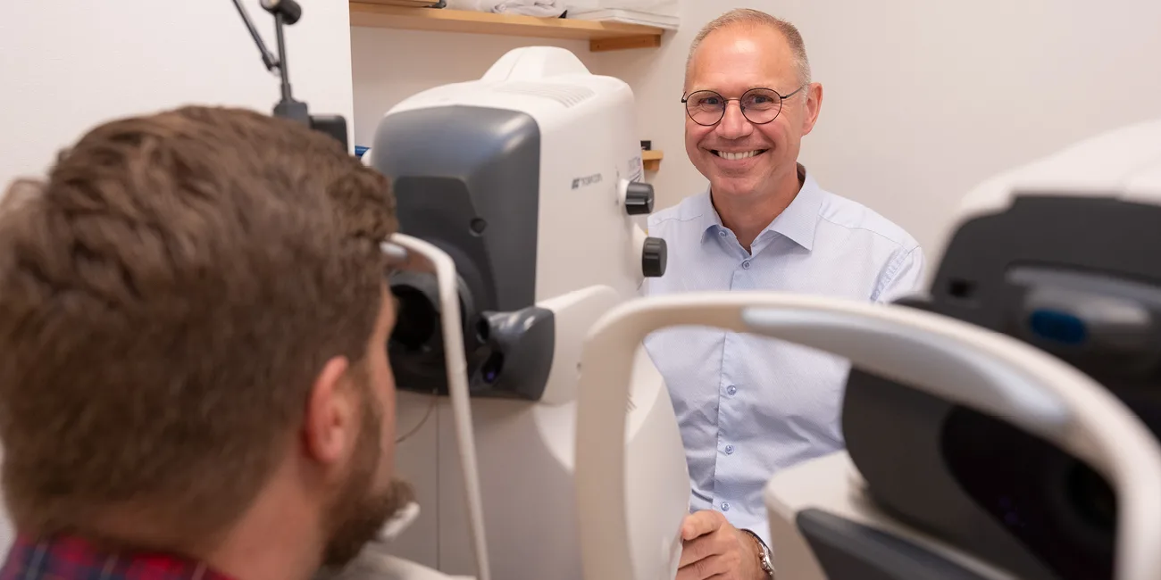 Henrik Borning utfører synstest